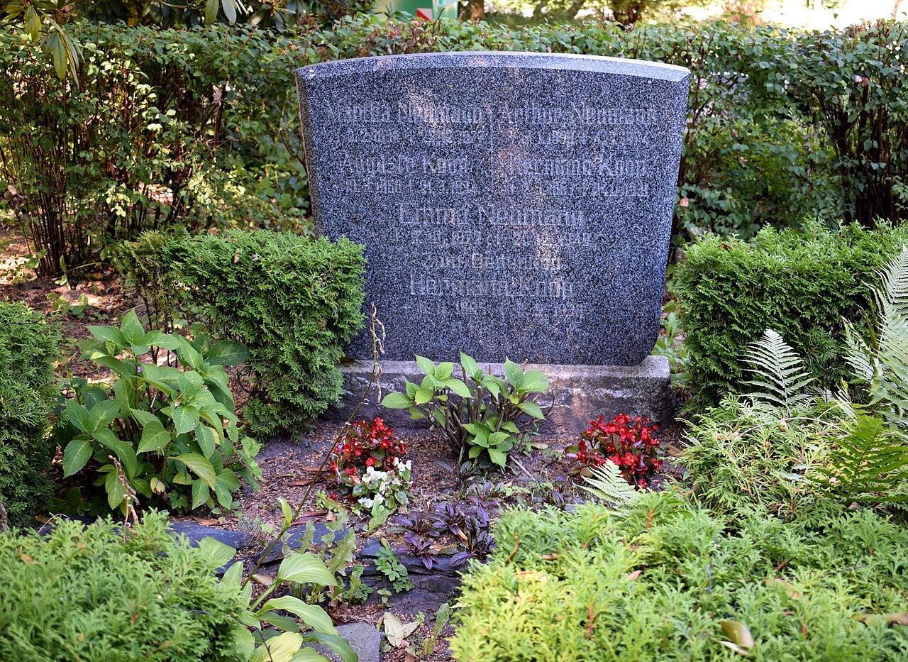 Grabstätte des Flugpioniers Arthur Neumann auf Neuer Friedhof Warnemünde