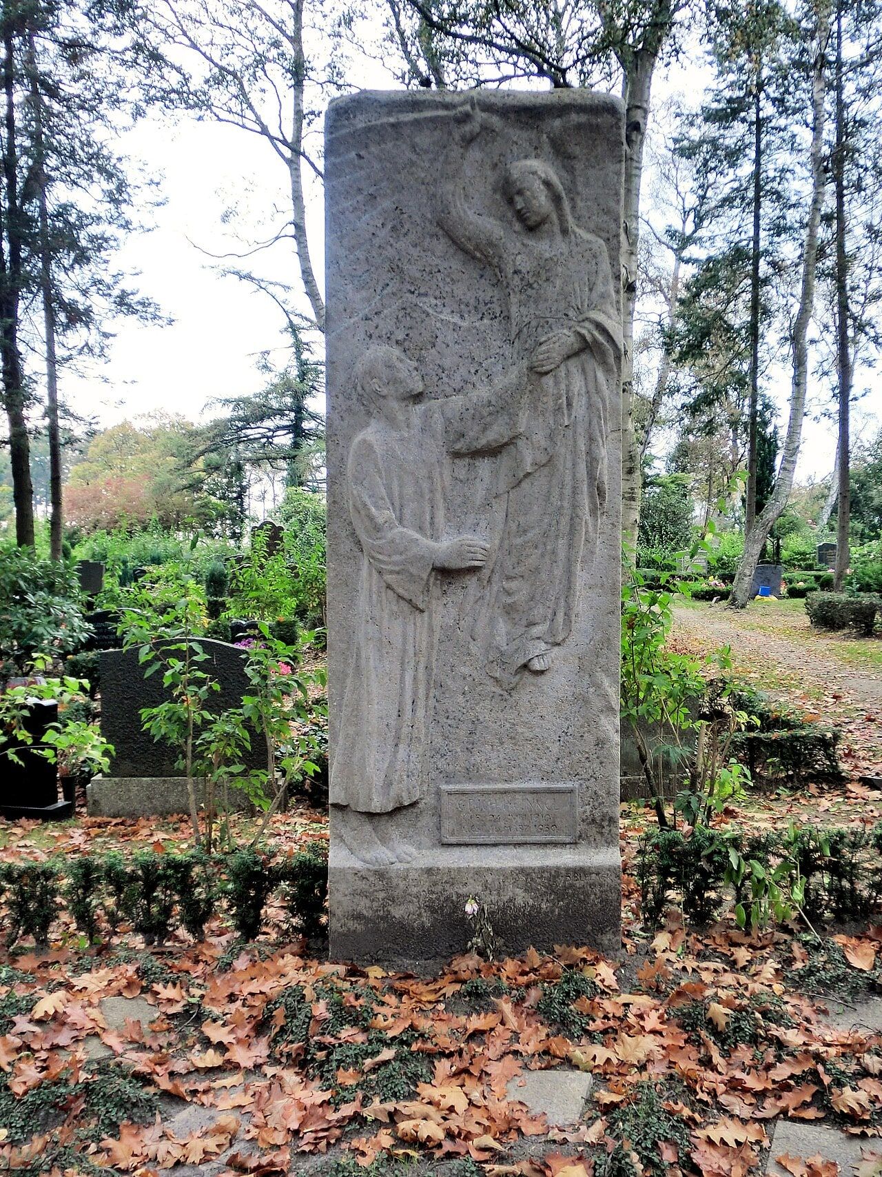 Grabmal Erich Heinkel von Bernhard Bleeker auf Neuer Friedhof Warnemünde